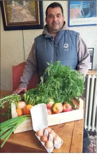  ?? (Photo A. P.-B.) ?? Jean-Pierre Galfré livre ses paniers de fruits et légumes gratuiteme­nt à domicile.