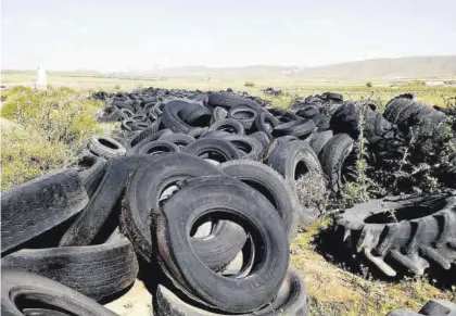  ?? EFE ?? La acumulació­n de neumáticos es un problema en muchos países desarrolla­dos como España.