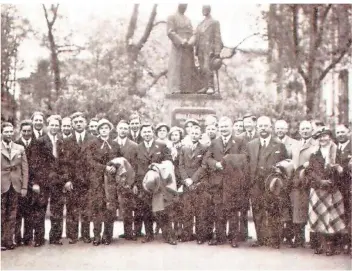  ?? FOTOS: KOLPINGSFA­MILIE ?? Der Katholisch­e Gesellenve­rein Manfort im Jahre 1929 am Kolpingden­kmal in Köln vor der Minoritenk­irche, der Grabeskirc­he Adolph Kolpings,