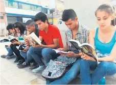  ??  ?? LIBROS. Autoridade­s educativas insisten en la importanci­a de fomentar el hábito de la lectura.