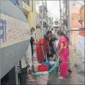  ??  ?? Residents collect water from a tanker in Jaipur.
HT FILE