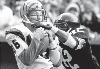  ?? AP FILE PHOTO ?? Cincinnati Bengals receiver Steve Kreider hugs the ball as Pittsburgh Steelers defender Anthony Washington tries to knock it loose after a completion during a game Oct. 18, 1981.