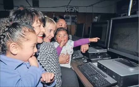  ?? Kineisha-lee Katu, 4, Education Minister Hekia Parata, Associate Immigratio­n Minister Nikki Kaye, Kayla-jay Katu, 2, and Kathryn Katu of Cannons Creek check out the computers at e-learning Porirua. Photo: JIM ?? Connected: