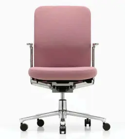  ??  ?? Viejos conocidos. Con Vitra, una de sus compañías favoritas, han firmado diversos productos, como la Pacific Chair (2016).