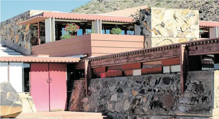  ?? Nadace). bylo nejen pro Vladimíra Karfíka provizorní zimní studio Taliesin West, které umístil Frank Lloyd Wright do arizonské pouště (v roce 1937 bylo pak přesunuto na současné místo do Scottsdale a dnes v něm sídlí Wrightova
FOTO WIKIMEIDA ?? Architekto­nickým rájem na zemi