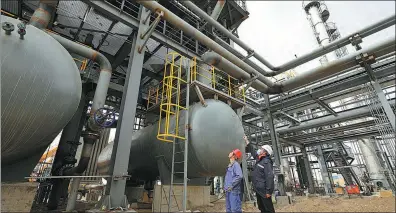  ?? WANG JIANG / FOR CHINA DAILY ?? Technician­s check an LNG storage facility in Zhangye, Gansu province.