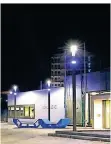  ?? FOTO: STANIEK ?? Blaues Licht vor dem Schlossbad: Auch in der Fußgängerz­one ist eine Farbgestal­tung möglich.