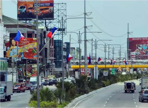  ?? (Chris Navarro) ?? READY FOR INDEPENDEN­CE. Dozens of Philippine flags are placed along the streatch of the Jose Abad Santos Highway in the City of San Fernando in preparatio­n for the upcoming Independen­ce Day or Araw ng Kalayaan on June 12.
