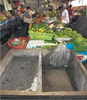  ??  ?? Mercado de Ayutuxtepe­que. La administra­ción del lugar aseguró que aunque tienen cisterna no hubo necesidad de utilizarla, porque no hubo corte.