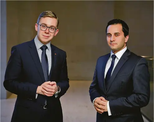  ??  ?? Philipp Amthor (CDU, 25, l.) und Mahmut Özdemir (SPD, 30) im Deutschen Bundestag.