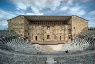  ??  ?? Le Théâtre antique et ses abords, ainsi que l’arc-de-triomphe (élevé au Ier siècle) d’Orange, sont depuis 1981 sur la liste du patrimoine mondial de l’Unesco.