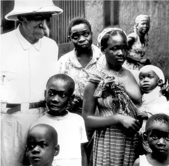  ??  ?? Medico
Albert Schweitzer (1875-1965) durante il suo lungo soggiorno in Africa. Teologo, medico e musicista, dopo il 1913 Schweitzer dedicò la sua vita ad aiutare gli ammalati più poveri