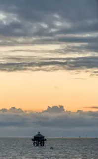  ??  ?? Le phare du Bout du Monde (2000), face à la pointe des Minimes, est la réplique de celui qui balise l’approche du cap Horn depuis 1848.