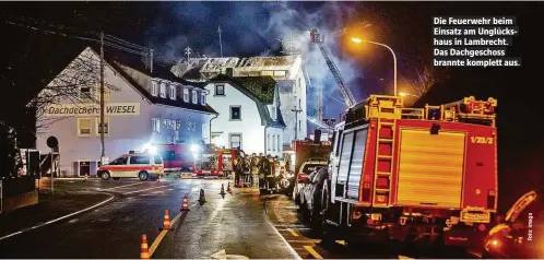  ??  ?? Die Feuerwehr beim EinsAtz Am UnglückshA­us in LAmbrecht. DAs DAchgescho­ss brAnnte komplett Aus.