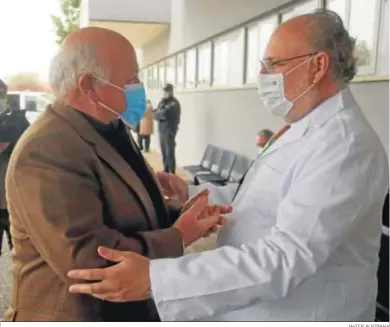  ?? JAVIER ALBIÑANA ?? El consejero de Salud, Jesús Aguirre, ayer, en el Hospital Clínico de Málaga.