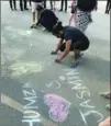  ?? MARK MCNEIL, THE HAMILTON SPECTATOR ?? Messages of love and support written in chalk on the playground.