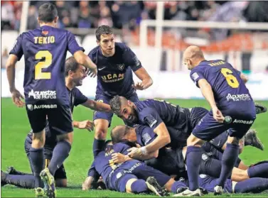  ??  ?? IN EXTREMIS. Los jugadores del UCAM celebran el gol del triunfo anotado por Imaz en el 94’.