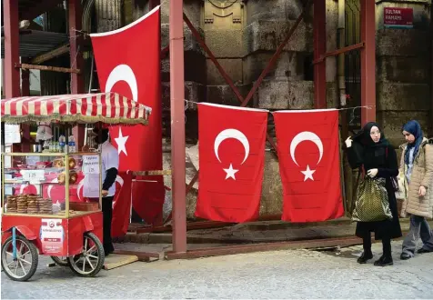  ?? Foto: Yasin Akgul, afp ?? Sichtbarer Nationalst­olz in Istanbul. Aber heißt das in solchen Zeiten gleich, dass diese Türken die Deutschen nicht ausstehen können?