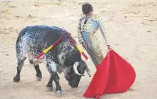  ?? DE SAN BERNARDO ?? Gonzalo Caballero, con el toro de su vuelta a los ruedos