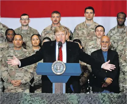  ??  ?? Donald Trump gemeinsam mit Präsident Ashraf Ghani bei US-Soldaten in Afghanista­n