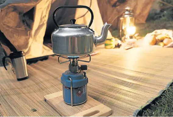  ?? PAUL ASH ?? KETTLE CALL: Even minimalist campers need a hot flame and boiled water — and a straw mat