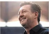  ??  ?? Er kann wieder lachen: HSV-Trainer Christian Titz war nach dem ersten Sieg in der zweiten Liga erleichter­t