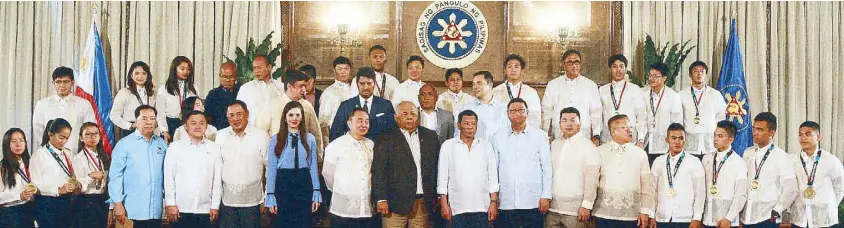  ?? JOVEN CAGANDE ?? President Duterte poses with Jakarta/Palembang Asian Games medalists accompanie­d by PSC and NSA officials during the awarding of financial incentives yesterday at Malacañang.
