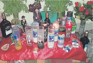  ??  ?? CASO. El colorido altar a la figura de San Simón es uno de los encontrado­s en la casa de masajes en la que una mujer fue capturada y tres menores rescatadas.