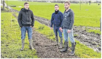  ??  ?? Charlie, Jason et Fabien, les trois frères Lefranc, travaillen­t sur l’exploitati­on agricole de Vains. Ils prévoient de planter 300 arbres en février et 3 000 en 2019 qui s’ajouteront au 1,5 km de haies plantées en 2017.