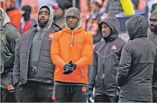  ?? ASSOCIATED PRESS FILE PHOTO ?? The Browns’ Josh Gordon, center, watches before Sunday’s game between the Jacksonvil­le Jaguars and the Browns in Cleveland. On Wednesday, the talented wide receiver, who has squandered millions of dollars and derailed a promising career because of substance abuse, will practice with the Browns for the first time in 14 months — a return that once seemed unimaginab­le.