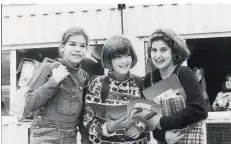  ?? FOTO: GROSS-GEIGER ?? Klassencon­tainer sind keine ganz neue „Erfindung“: hier drei Schülerinn­en 1995 vor einem Schulconta­iner in Kirkel-Neuhäusel.