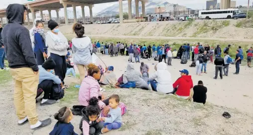  ?? ISMAEL VILLA / EL HERALDO DE JUÁREZ ?? La orilla fronteriza se vio saturada por gran cantidad de migrantes varados