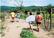  ?? NÉSTOR DE ÁVILA ?? Cuatro personas caminan por Villa Veneno.