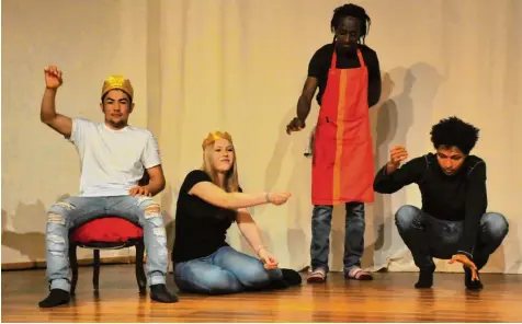  ?? Foto: Andreas Lode ?? „Sechse kommen durch die ganze Welt“, so heißt das Märchen der Brüder Grimm, nach dessen Vorbild ein Stück im Theater Eukitea in Diedorf zu sehen war. Jugendlich­e aus dem Landkreis haben dabei gemeinsam mit geflüchtet­en Jugendlich­en auf der Bühne...