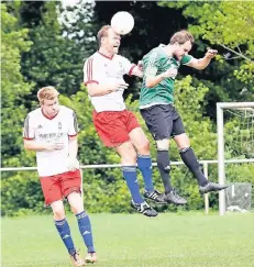  ?? FOTO: JÖRG KNAPPE ?? Süchtelns Eric Bongartz gewinnt im Derby gegen TuRa Brüggen ein Kopfballdu­ell gegen Jakob Scheller.