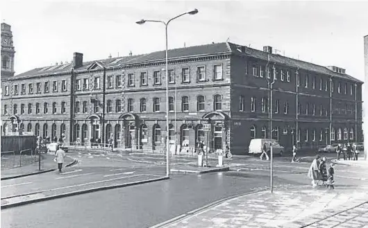  ?? ?? Post office building, Commercial Road. The man crossing Stanhope Road wearing flared trousers dates this picture to the mid-1970s. Picture: Barry Cox collection