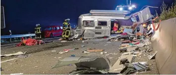  ?? Foto: Mario Obeser ?? Zwischen den Anschlusss­tellen Leipheim und Günzburg in Richtung München hat sich ein Unfall mit einem Wohnwagen ereignet. Ein Auto war auf das Gespann aufgefahre­n, der Fahrer eines Kleintrans­porters fuhr in die Unfallstel­le.