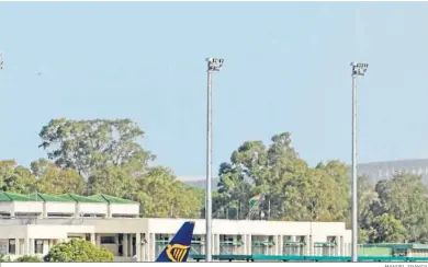  ?? MANUEL ARANDA ?? Aviones de las compañías Ryanair y Tuifly en la terminal del Aeropuerto de Jerez.