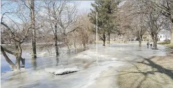  ?? TREVOR TERFLOTH ?? The frozen remnants of flooding are shown beyond the banks of the Thames River at Tecumseh Park in Chatham on the weekend. Tuesday’s weather will bring more precipitat­ion to the area’s waterways.