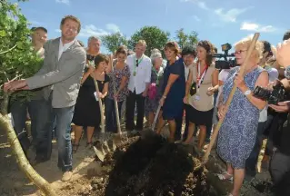  ??  ?? Ci-dessous : de gauche à droite, Yannick Jadot, Corinne Lepage, Cécile Duflot, Dominique Voynet et Eva Joly, en 2010, sur le site du futur aéroport de NotreDame-des-Landes pour planter un chêne sur l’emplacemen­t prévu pour les pistes