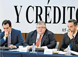  ??  ?? El gobernador del Banxico compareció ante el Senado.