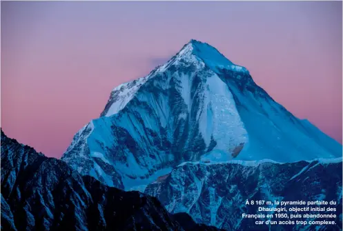  ??  ?? À 8 167 m, la pyramide parfaite du
Dhaulagiri, objectif initial des Français en 1950, puis abandonnée
car d’un accès trop complexe.