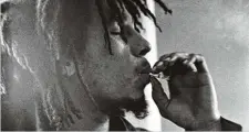  ??  ?? Die Reggae Legende, kiffend: Bob Marley.