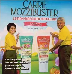  ??  ?? SRIRAM (kanan) dan Pan menunjukka­n produk penghalau nyamuk Carrie terbaru.