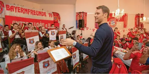  ?? Foto: Bernd Feil, MIS ?? Hier gibt die Nummer eins den Ton an. Beim vorweihnac­htlichen Fanklub-Treffen stattete Bayern-Torwart Manuel Neuer den Mitglieder­n der „Bayernfreu­nde ’95 Unterallgä­u“einen Besuch ab – und hatte nach dem Sieg in Bremen sichtlich seinen Spaß beim Dirigieren der Blaskapell­e.