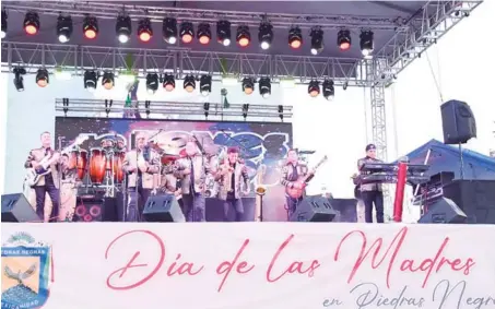  ?? ?? ▮ El municipio de Piedras Negras festejó a las mamás nigropeten­ses en el marco de su día con un gran concierto en la explanada de la Gran Plaza.