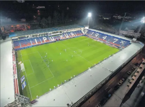  ??  ?? Aspecto de Ipurua desde una vivienda anexa en el partido de ayer entre Eibar y Real Sociedad, sin público por el coronaviru­s.