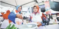  ??  ?? Demonstras­i masakan oleh usahawan bimbingan RISDA, agensi di bawah KKLW pada Majlis Pra-Pelancaran KUD 2017 di Sri Pentas, Bandar Utama pada 9 Oktober 2017.