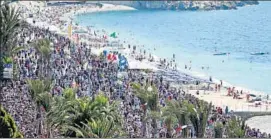  ?? REUTERS ?? People gather on the Promenade des Anglais during a minute of silence on the third day of national mourning to pay tribute to victims of the truck attack on Bastille Day in Nice.