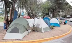  ?? ?? (3) Además de los puntos donde Copeco instaló sus carpas, habrá otros lugares donde las familias podrán instalar sus propios campamento­s.